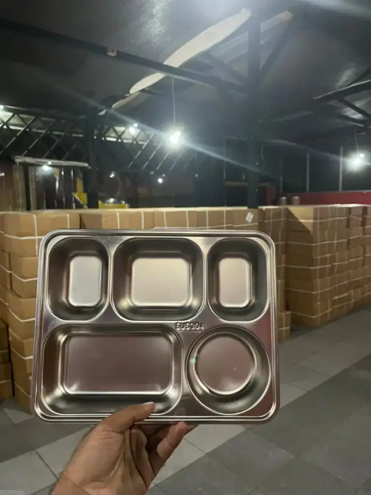 Piring besi untuk makan