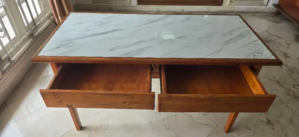 Meja kayu untuk kerja / belajar