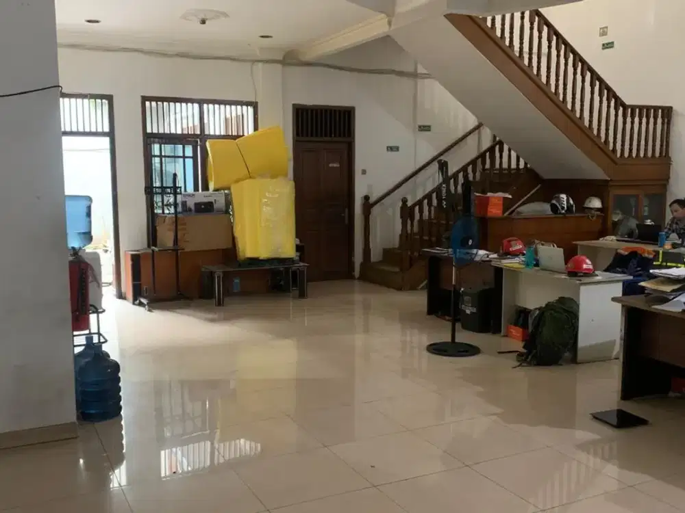 Rumah luas siap huni disewakan di mainroad Rawamangun
