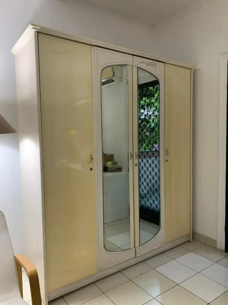 Dijual King Bed set dengan nakas, meja rias dan lemari