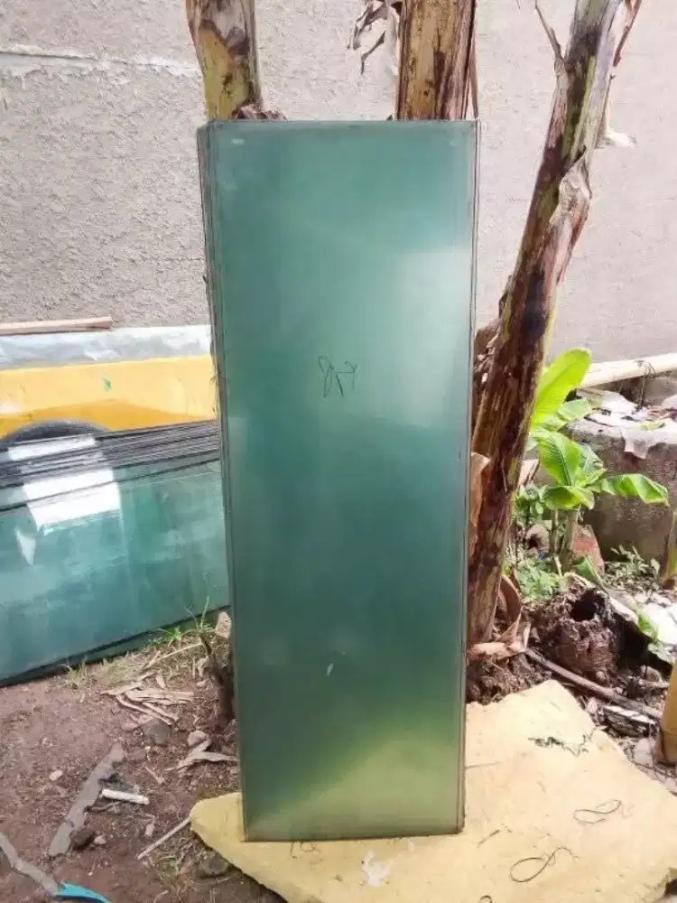 Kaca tempered panjang