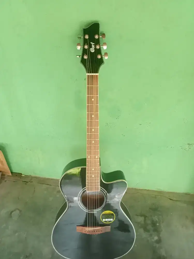 Gitar akustik warna hitam glossy