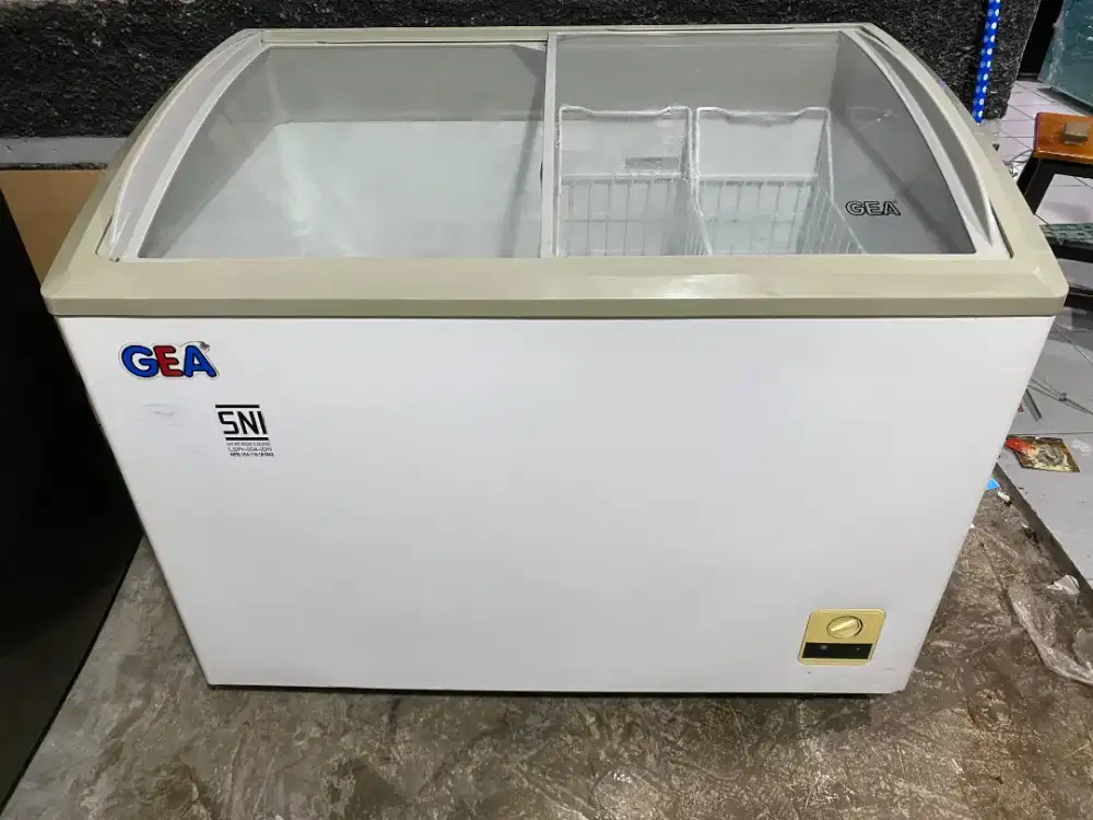 Gea frezeer kaca 300 liter ori mulus like new 90%
