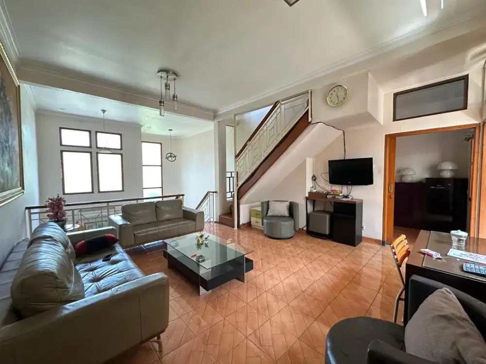 Dijual Rumah 3 Lantai Mewah Bagus Siap Huni di Batununggal, Kota Bandung