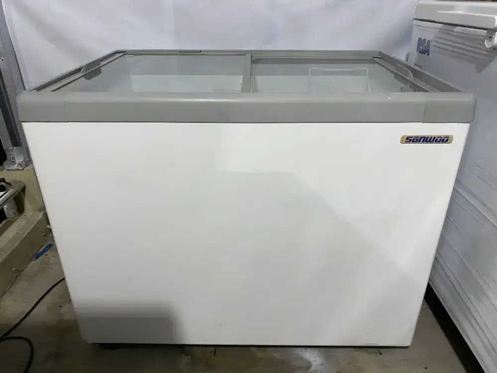 Sanwoo frezeer kaca lowat 300 liter ori mulus 90%