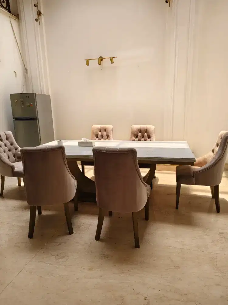 Meja makan dan 6 bangku