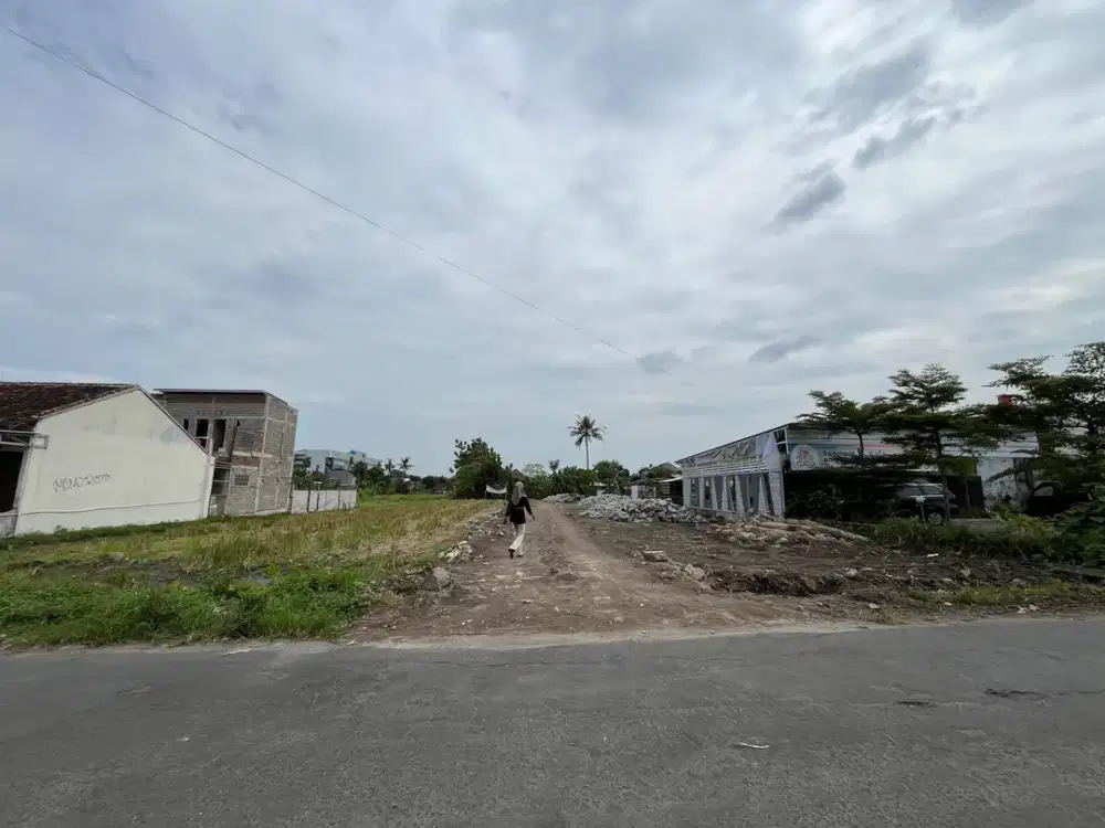 Tanah Tepi Aspal di Banyuraden Dekat Titik Nol