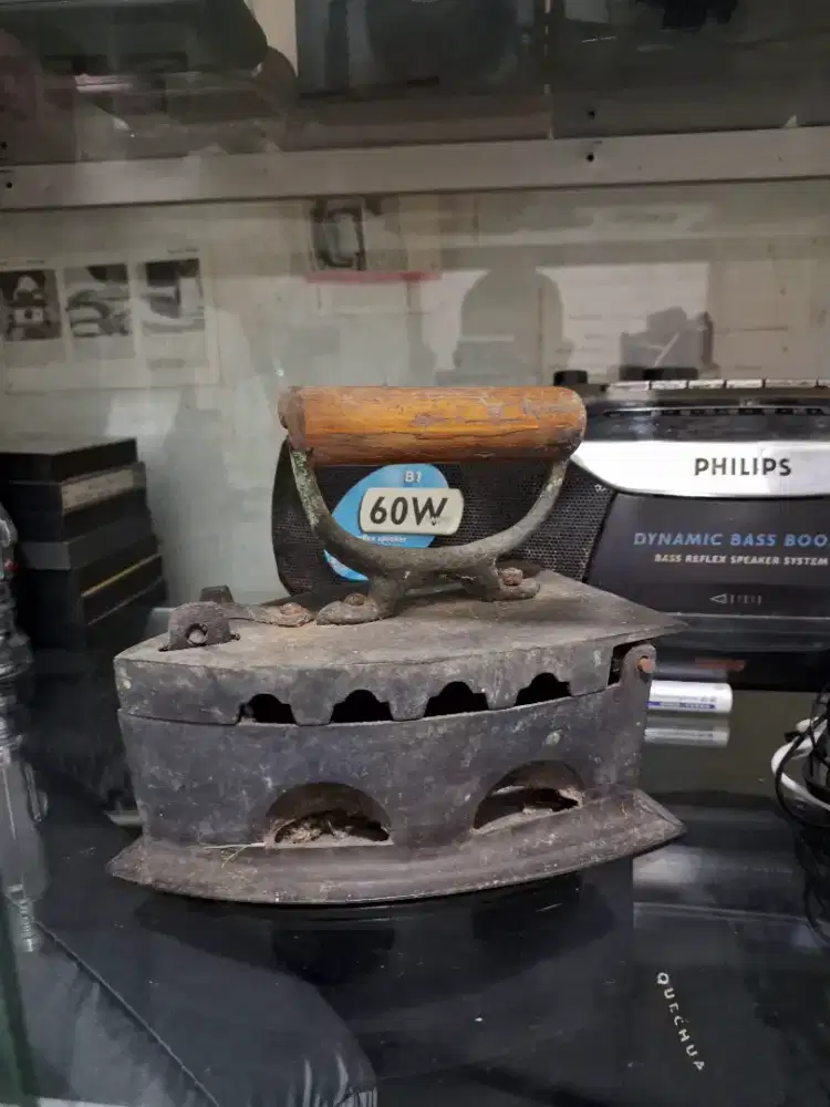 Setrikaan jadul ayam jago bahan kuningan