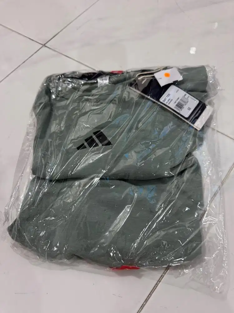 Adidas training workout t-shirt ukuran M kondisi BARU