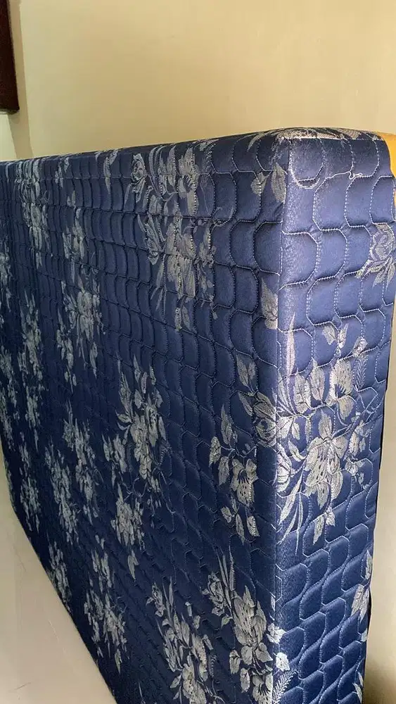 Preloved Dipan 160x200 merk Uniland