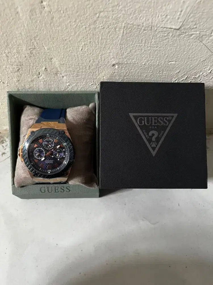 jam tangan pria Guess Legacy W1049G2 dengan tali silikon biru
