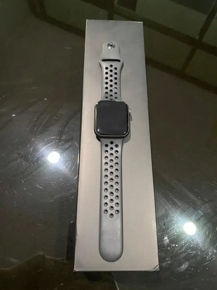 Jual Apple Watch Series5 44mm nike ediotion
