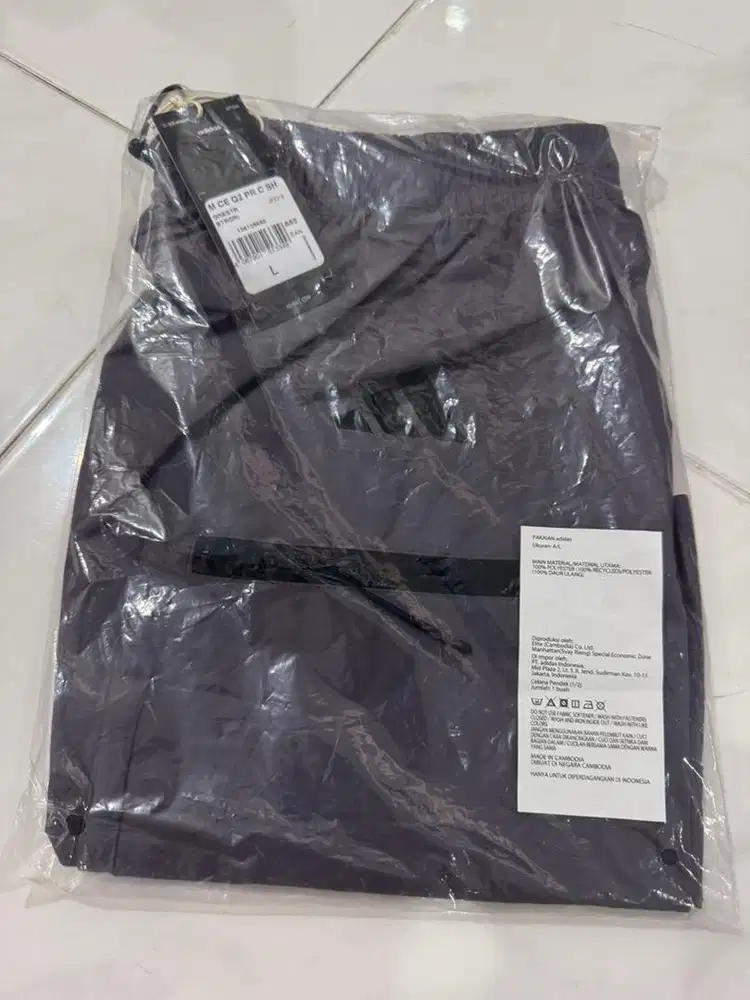 Adidas celana pendek Woven City Escape ukuran L kondisi BARU