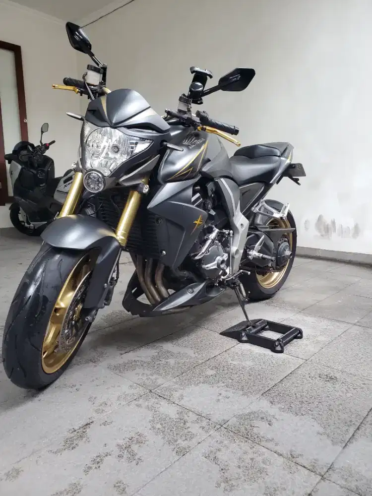 Honda CB1000r 2012 km 14 rb asesoris