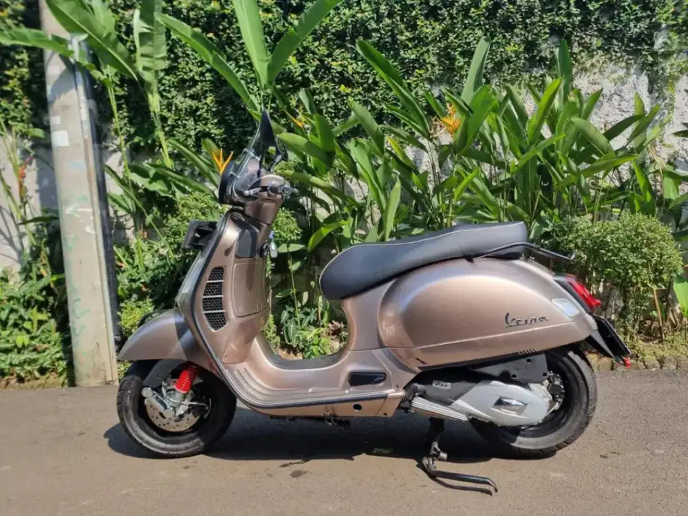 Jual vespa gts 2022 km 700