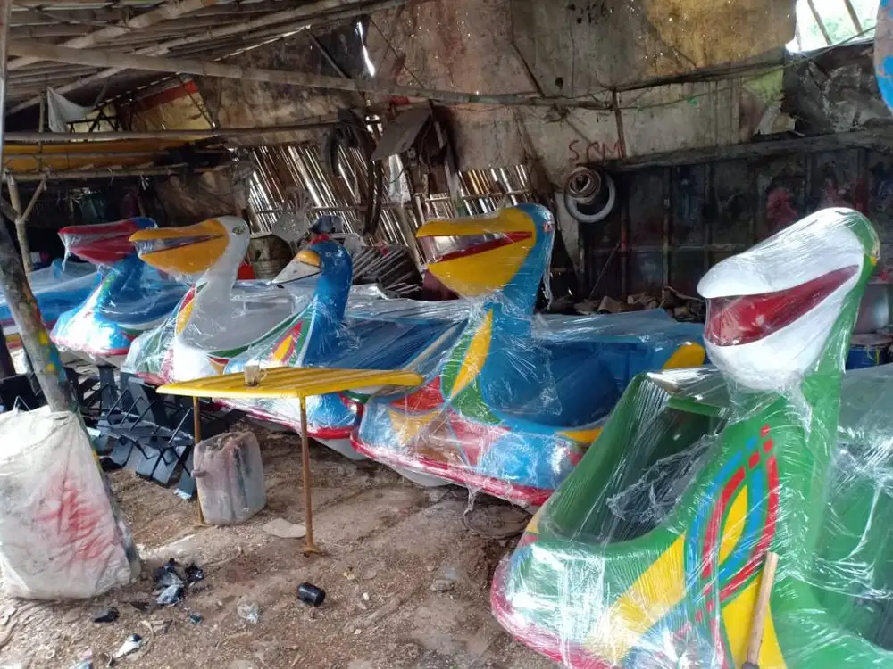 sepeda air bebek bebekan,perahu wisata danau,angsa sedang