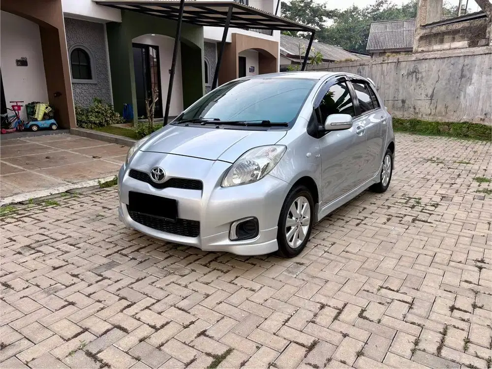 Toyota Yaris E At Silver Tahun 2013 Original Record Km Rendah