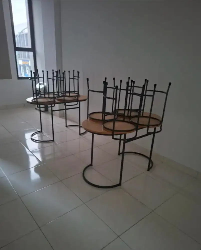 Satu set Meja dan Kursi