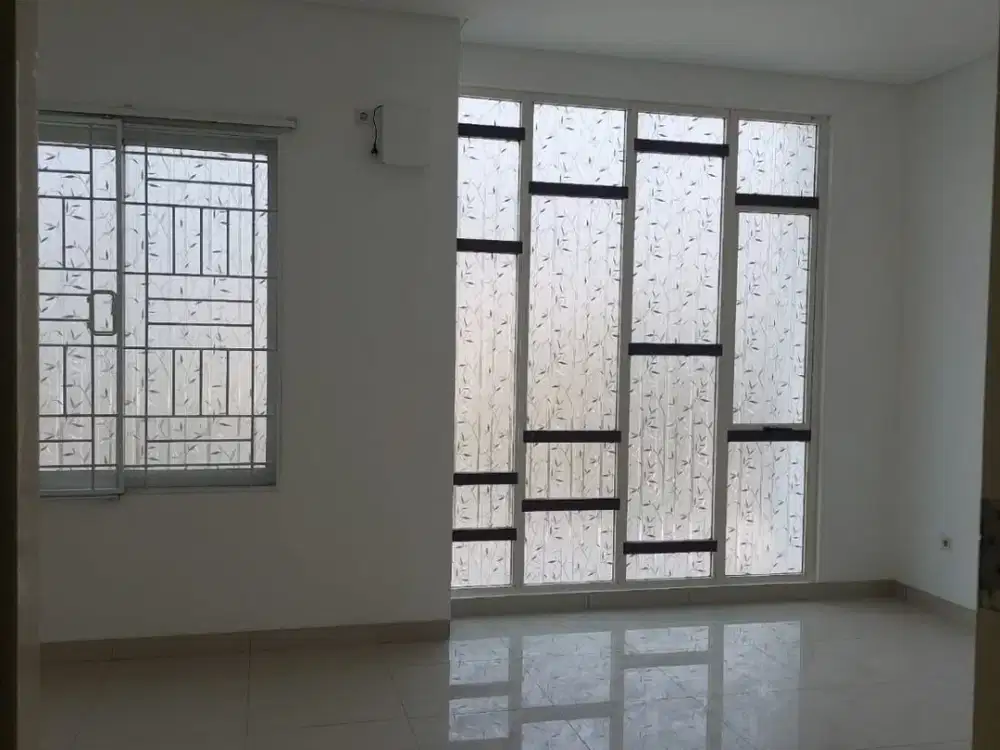 Hadap TIMUR Rumah disewakan di Greenlake City cluster Amerika