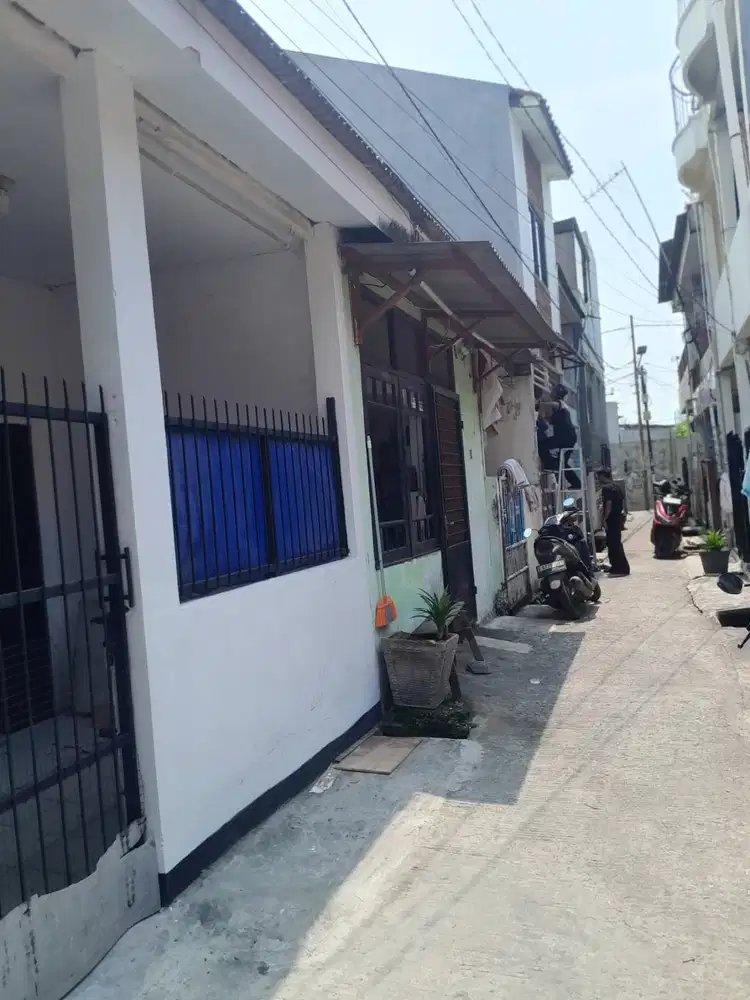 Di jual rumah dekat stadion JIS