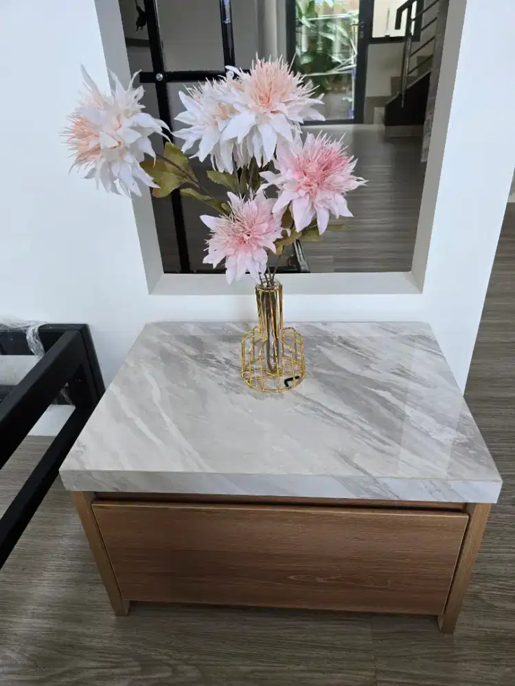 Meja/nakas samping tempat tidur