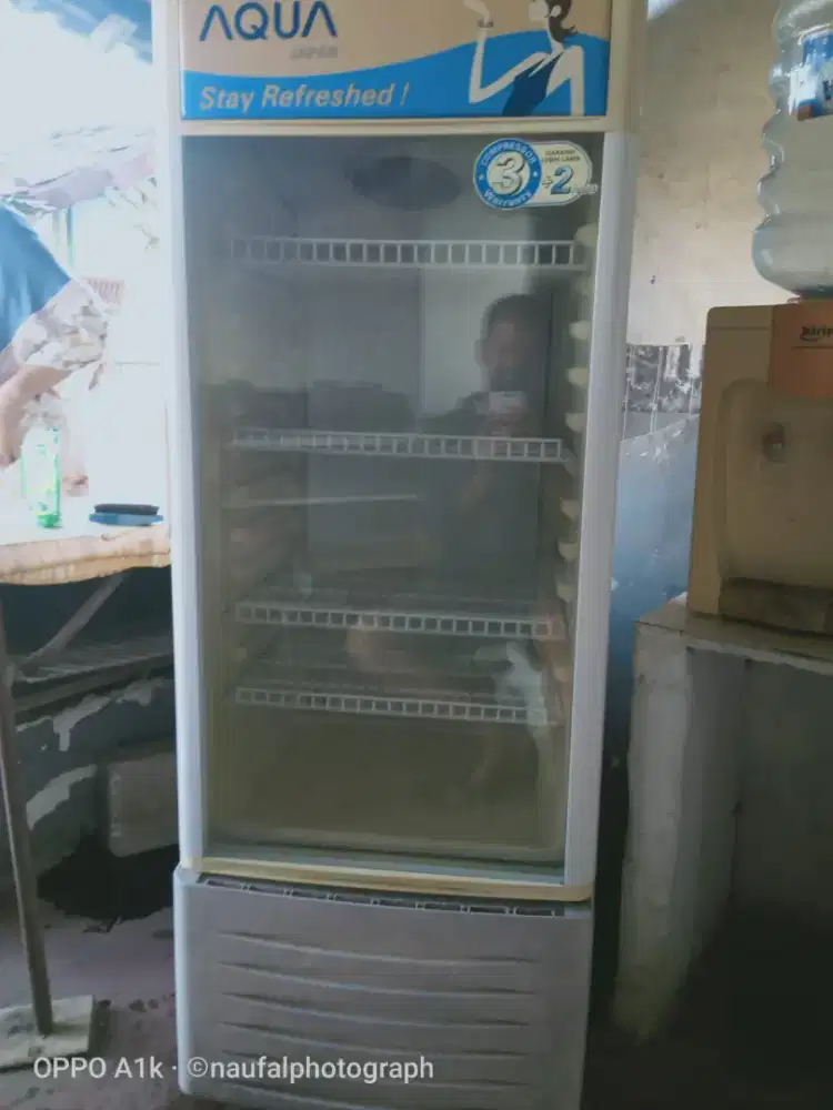 Showcase merek Aqua 4rak