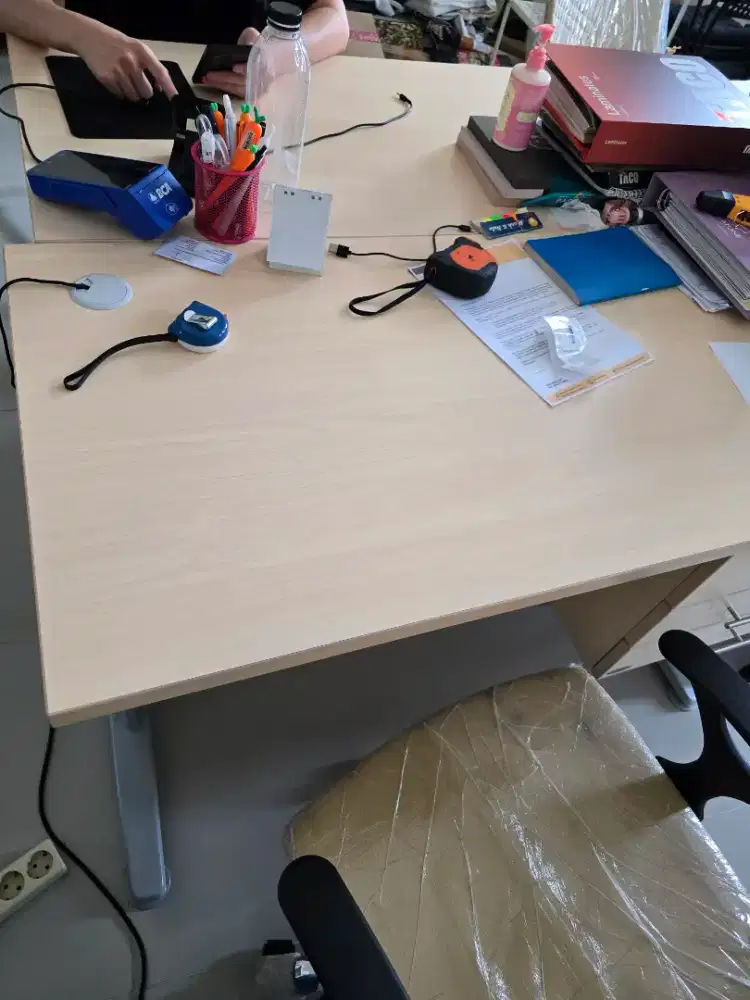 Meja kantor indachi
