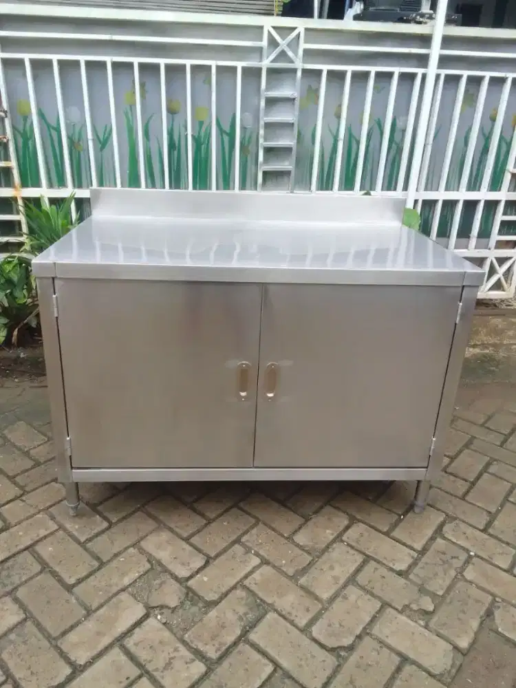 Meja kabinet 2susun ukuran 113x70x85.