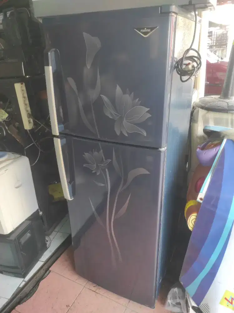 Kulkas 2 pintu fujitec masih mulus dingin dan beku masih original