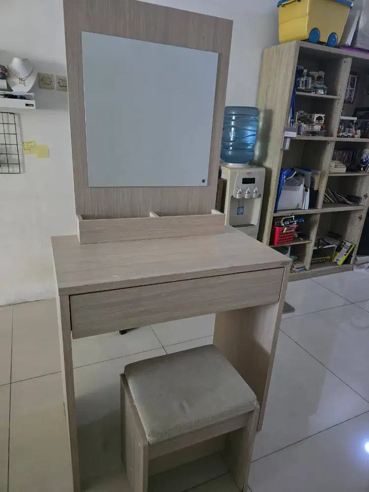 1 set meja rias bekas