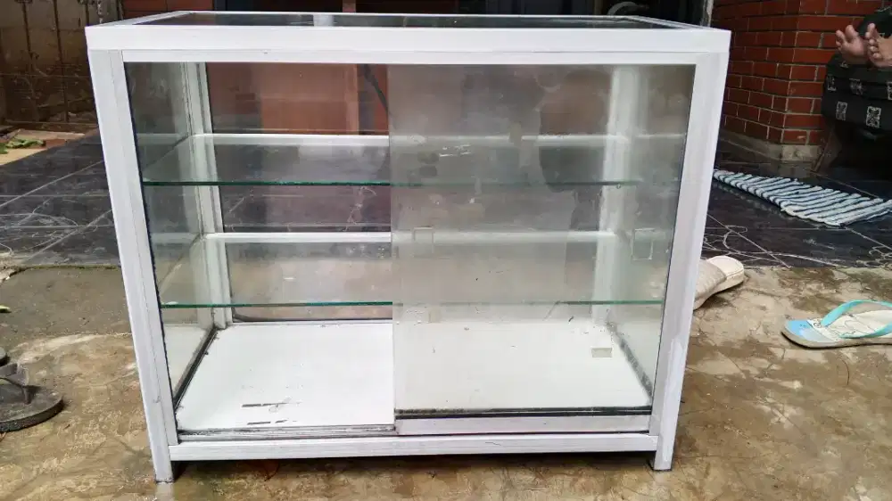 Etalase rokok bekas