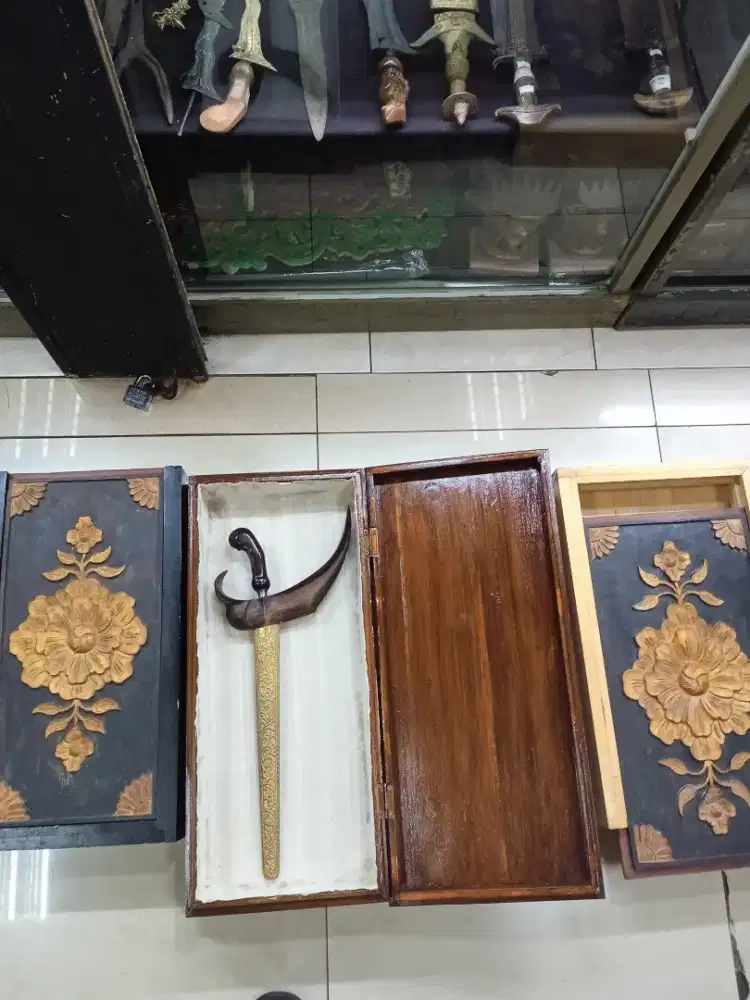 kotak tempat pusaka ukir borongan