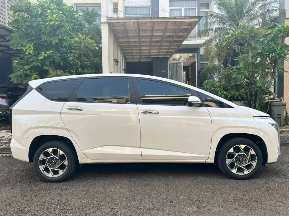 Hyundai Stargazer Prime 4x2 A/T (Two Tone)