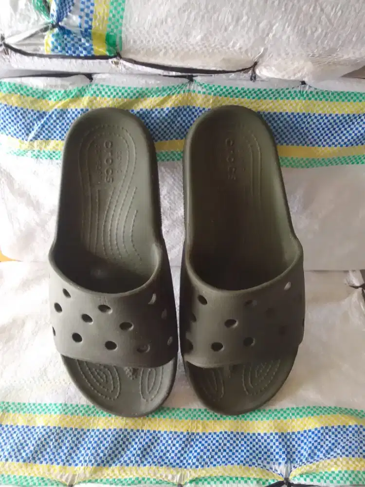 Sandal Crocs warna hijau army size 8/10 setara size 41-42