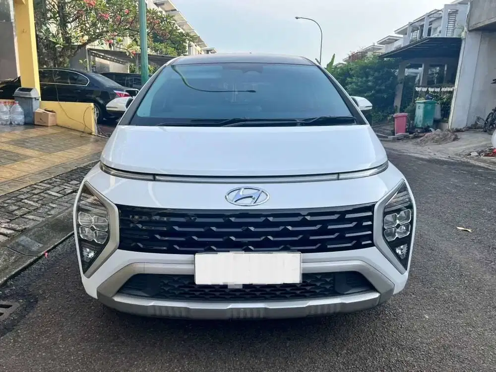 Hyundai Stargazer Prime 4x2 A/T (Two Tone)