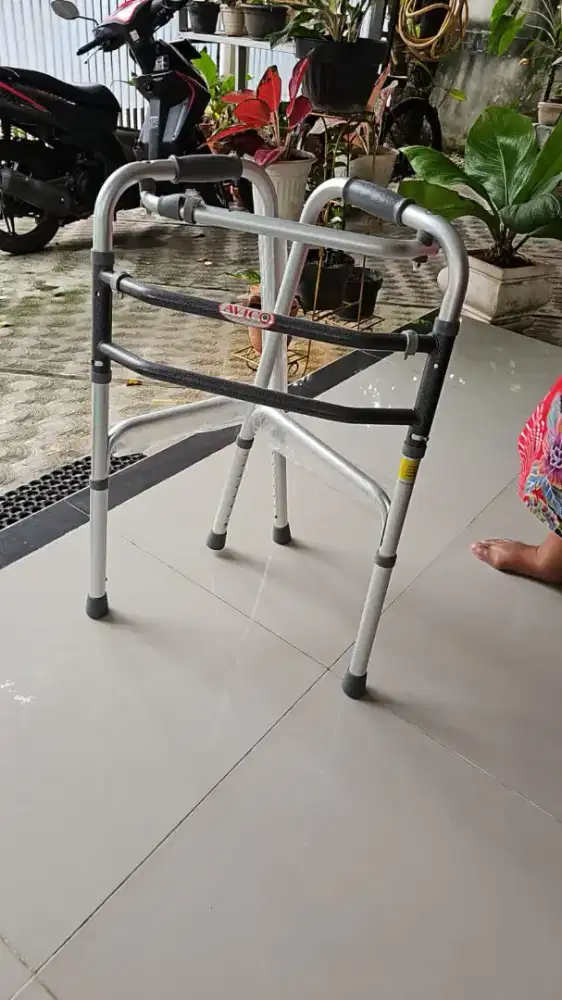 Alat Bantu Berdiri Dan Berjalan Untuk Lansia Dan Pasca Operasi Kaki