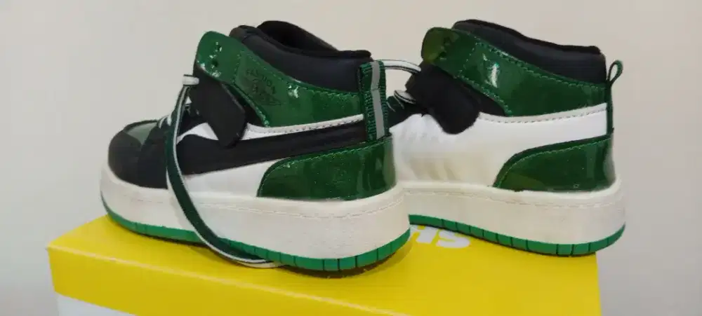 Preloved sepatu anak usia 1 sampai 3 th ukuran 27