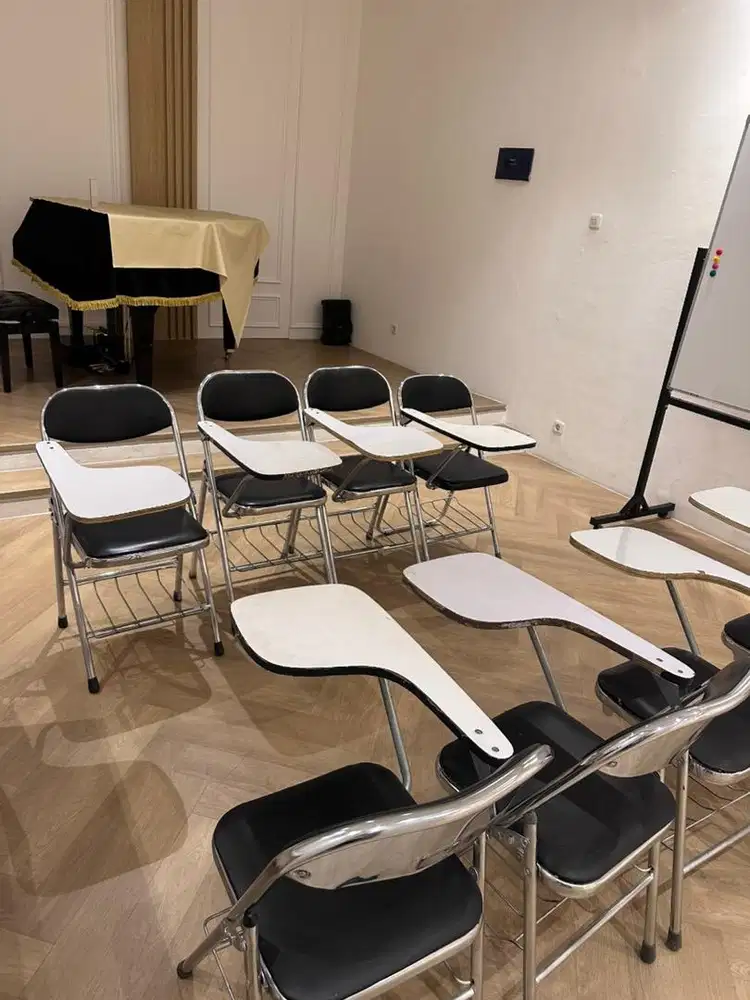 Kursi meja kuliah ada 8 set merk FUTURA