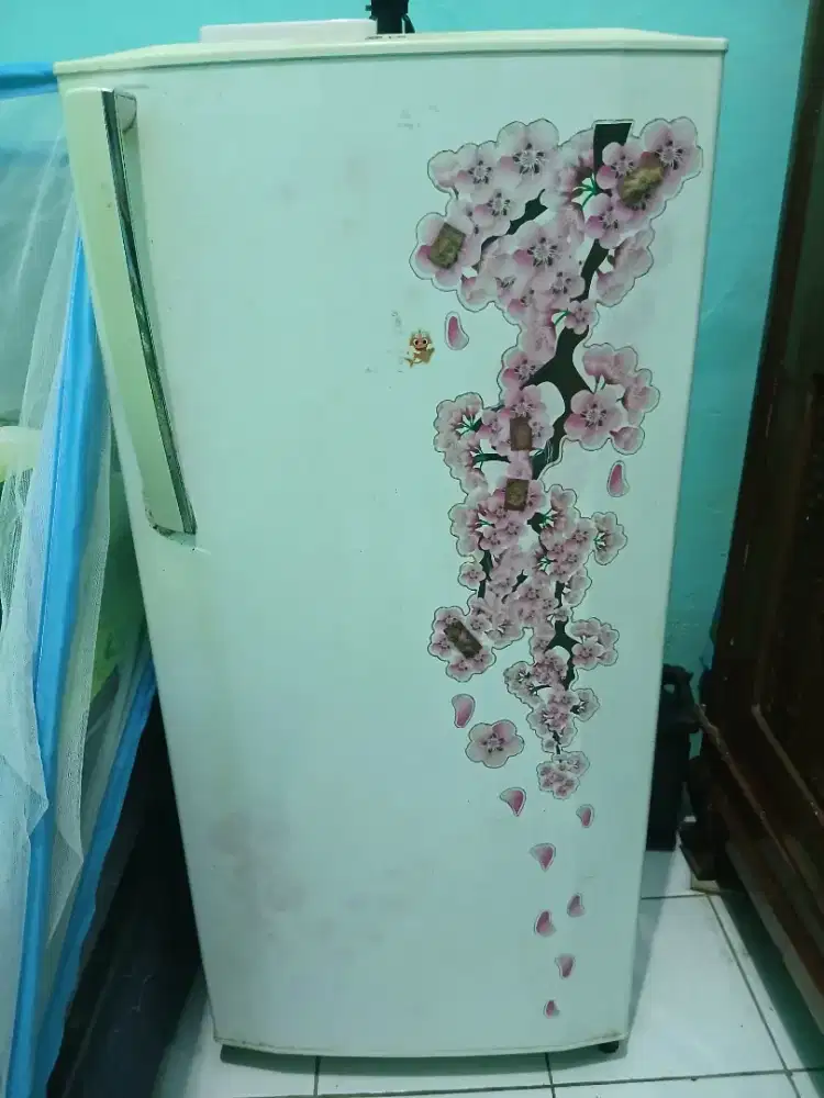 KULKAS DAN DUA BUAH TV