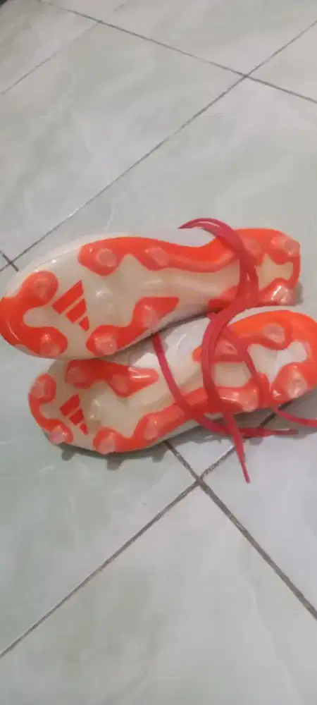 Sepatu bola adidas