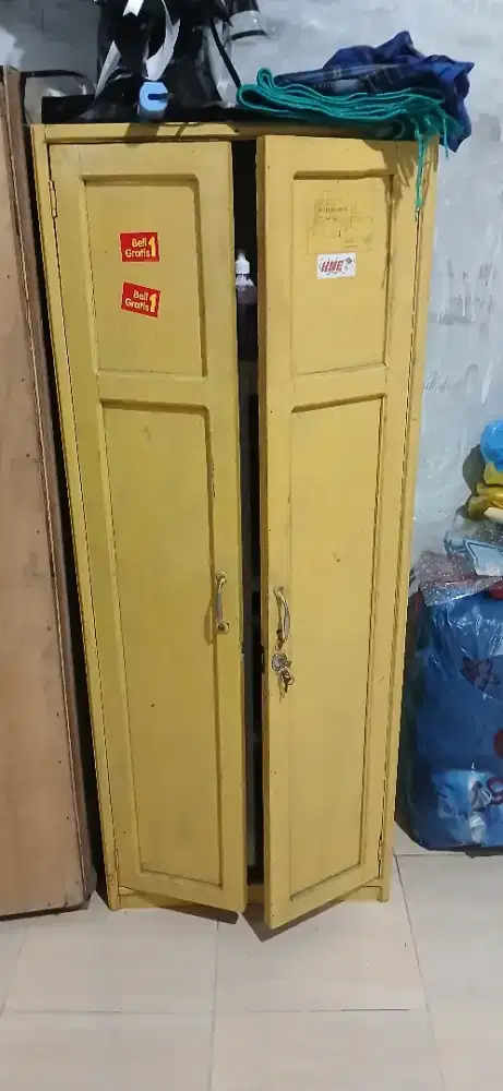 Lemari kayu bekas mahasiswa