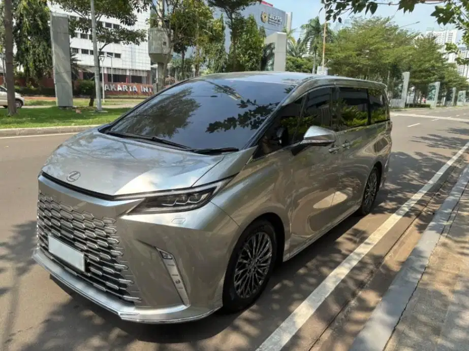 Lexus LM350h LM 350h Warna Sonic Titanium Tahun 2024