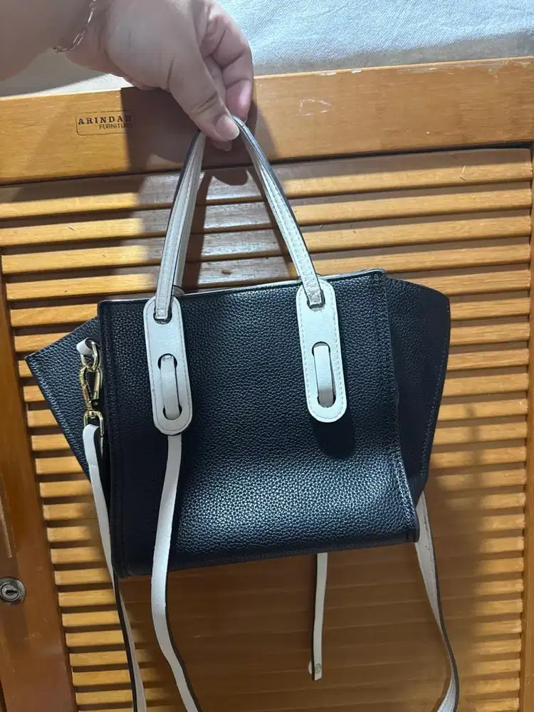 Tas hitam putih