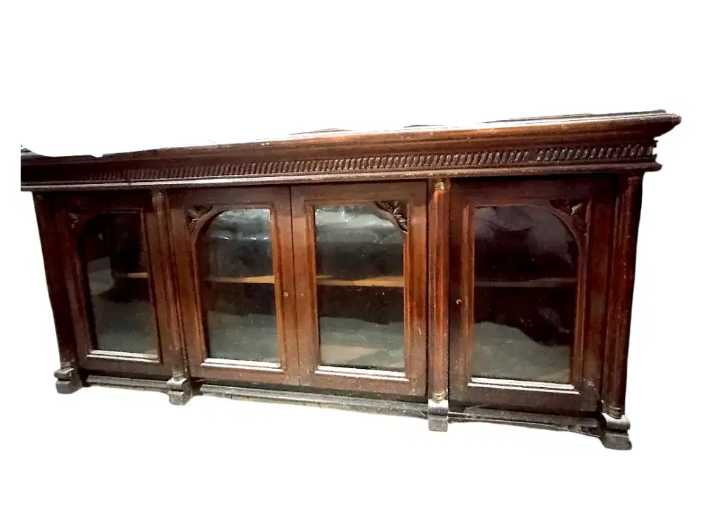 Buffet kayu jati antik pintu kaca klasik dan kokoh