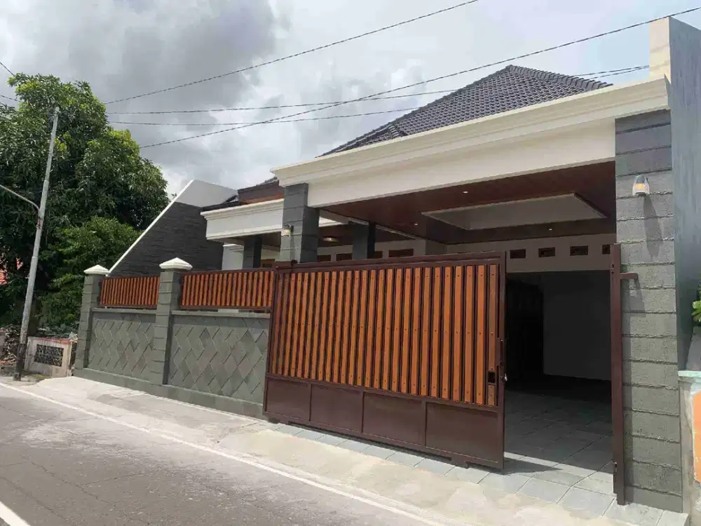 Rumah Baru Klasik Luas Mewah di Sumber dekat Manahan Solo Kota