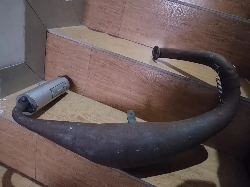 Knalpot kolong racing vespa PTS buang kanan