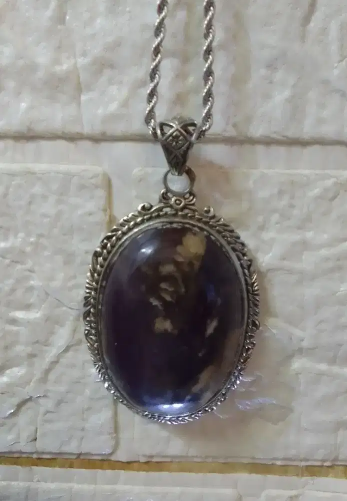 Liontin kalung batu