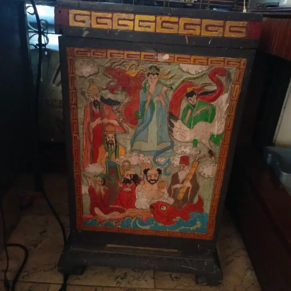 Kotak kayu relief pecinan