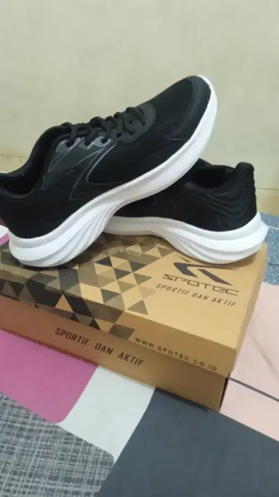 Sepatu spotec.ukuran 42. Baru