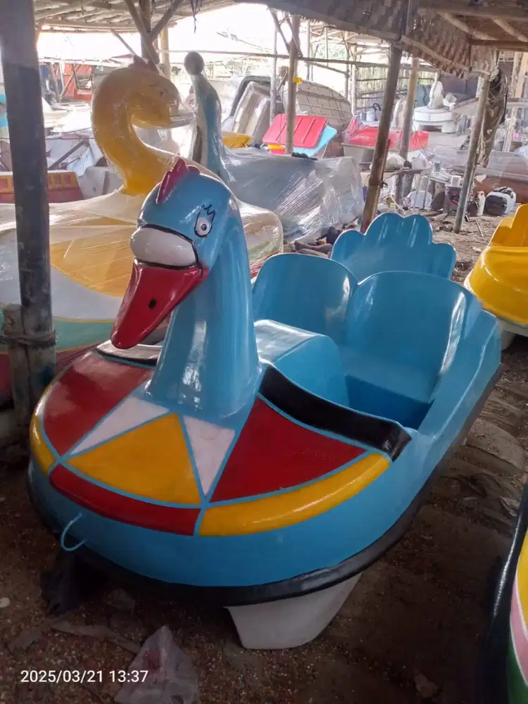 sepeda air bebek bebekan,perahu wisata danau,sampan dayung